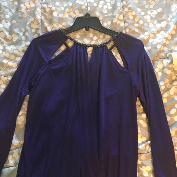 Guess Cut out Top with Gold Chain Accent - Picture 5 of 10